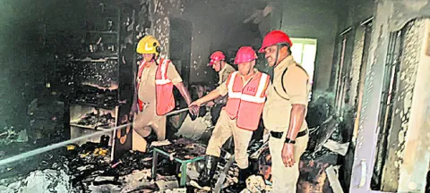గ్యాస్‌ సిలిండర్‌ పేలి ఇల్లు దగ్ధం 