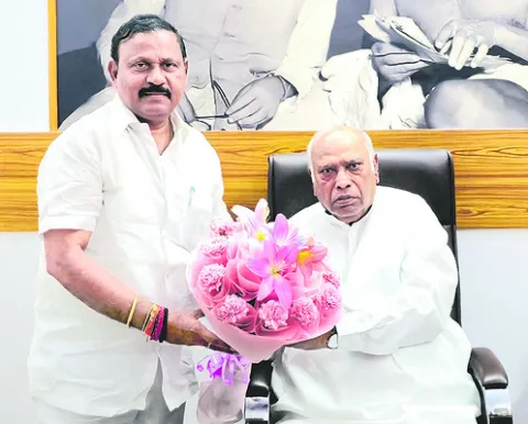 మంత్రివర్గంలో అవకాశం కల్పించండి 
