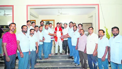 పరేక్‌ప్లాస్ట్‌ కార్మికులకు మెరుగైన వేతనాలు