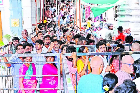కాణిపాకం కిటకిట 
