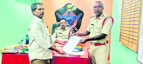 హెడ్‌ కానిస్టేబుల్‌పై కేసు 
