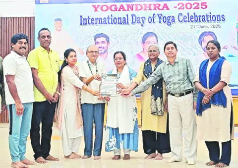యోగాంధ్రలో ‘నన్నయ’కు  ‘మిరాకిల్‌’ రికార్డు 