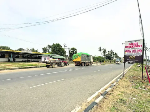 పట్టుకున్నారు.. వదిలేశారు 