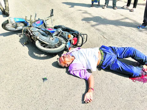 రోడ్డు ప్రమాదంలో వీఆర్‌ఏకు గాయాలు