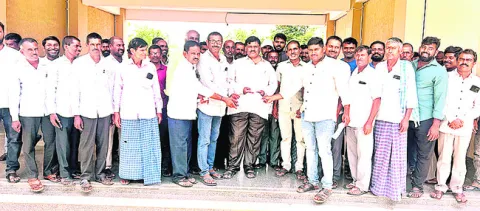 తూకంలో తేడాపై రోడ్డెక్కిన రైతులు