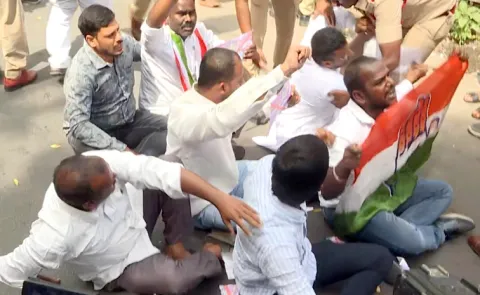 Congress Supporters Try To Attack Telangana Bhavan5