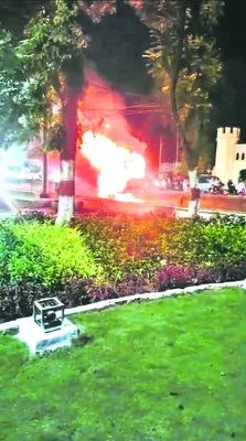 అసెంబ్లీ ఎదుట భారీ  వాహనంలో మంటలు 