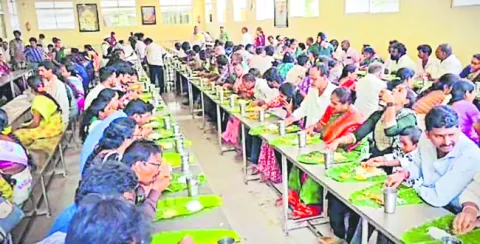 అయినవిల్లి... భక్తులతో శోభిల్లి