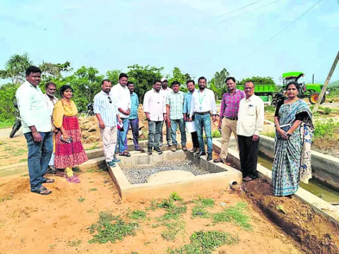 ఈజీఎస్‌ పనులు పరిశీలన
