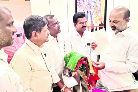 ఇక్కత్‌ డూప్లికేషన్‌ను అరికట్టాలని వినతి