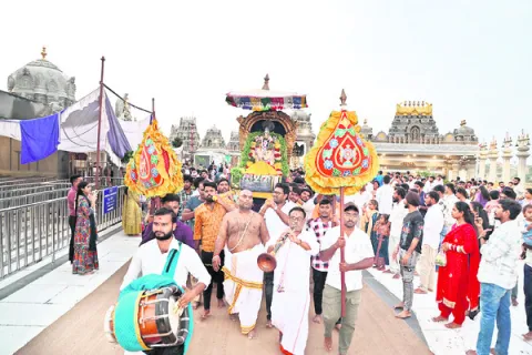 స్వర్ణగిరిలో నేత్రపర్వంగా తిరువీధి సేవ