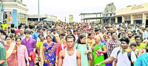 తిరుత్తణికి పోటెత్తిన భక్తులు 