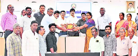 అధికారులు ఆదర్శంగా ఉండాలి 