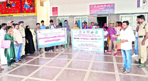 మత్తు పదార్థాలతో జీవితం అంధకారం 