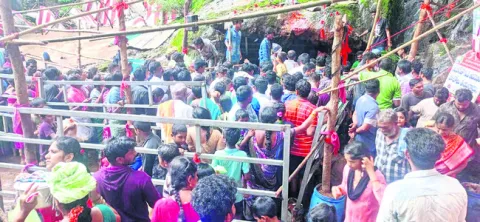 గుబ్బల మంగమ్మతల్లి గుడికి భక్తుల తాకిడి