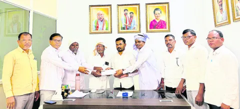 భీం విగ్రహ ఏర్పాటుకు ఎమ్మెల్యే ఆర్థికసాయం