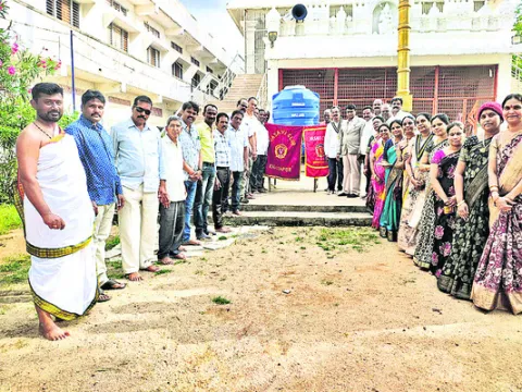 నిత్యావసరాలు అందజేత
