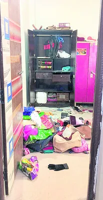 మాస్క్‌ ధరించి.. బంగారం అపహరించి