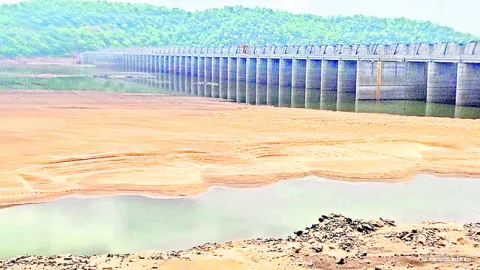 సమ్మక్కసాగర్‌లో ఇసుక మేటలు