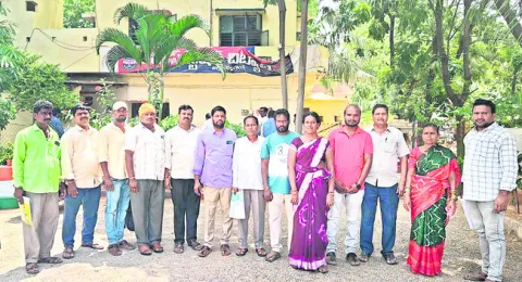వెంచర్‌ నిర్వాహకులపై పోలీసులకు ఫిర్యాదు