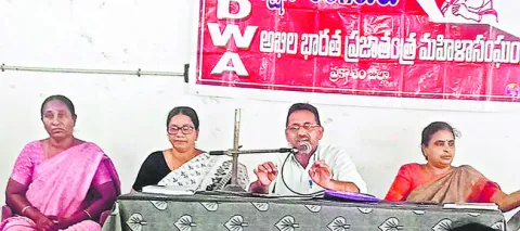 ఉచిత బస్సు అమలు చేయకపోవడం అన్యాయం