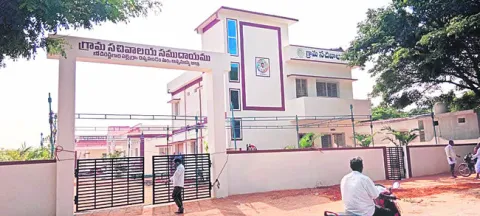 నిలిచిన నిధులు..ఆగిన పనులు 