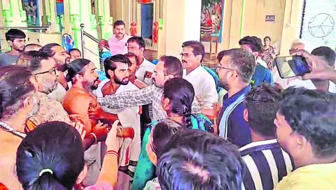ఆలయంలో అర్చకత్వంపై రగడ 