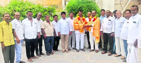 చేనేత కార్మికులను ప్రభుత్వం ఆదుకోవాలి