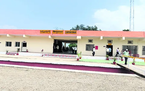 రైళ్ల రద్దుతో ప్రయాణికుల తిప్పలు