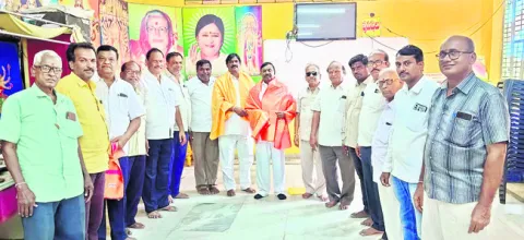 ఆర్యవైశ్యులు రాజకీయంగా ఎదగాలి