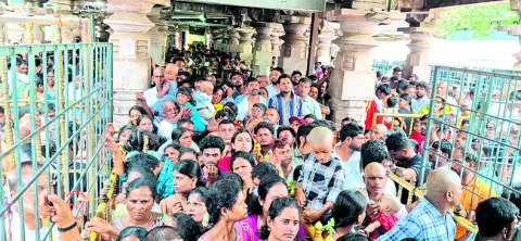శ్రీశైలంలో భక్తుల రద్దీ 