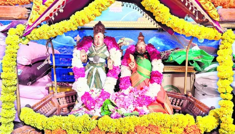 అమ్మవారికి పల్లకీ సేవ 