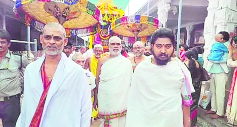 రత్నగిరి జనసంద్రం