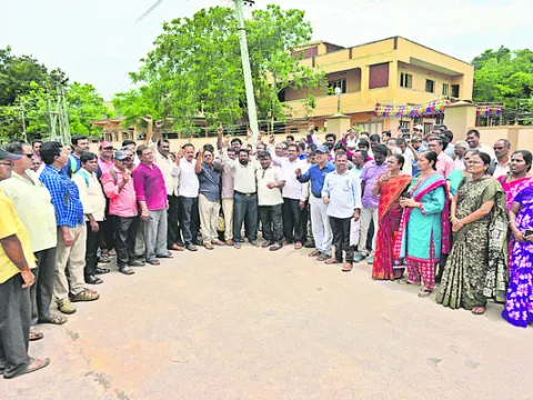 మా కష్టాన్ని గుర్తించి న్యాయం చేయండి