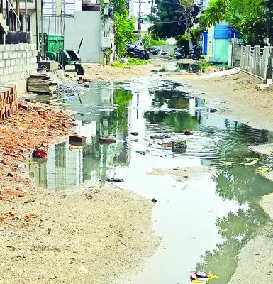 వీధుల్లో మురుగు పరుగు 