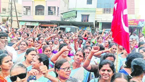 కలెక్టరేట్‌ ముట్టడించిన అంగన్‌వాడీలు