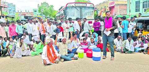 నీటి కోసం రోడ్డెక్కిన గిరిజనులు
