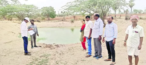 నీటి నిల్వ పనులకు ప్రాధాన్యం ఇవ్వాలి