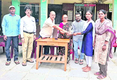 పేద విద్యార్థి చదువుకు ఆర్థికసాయం