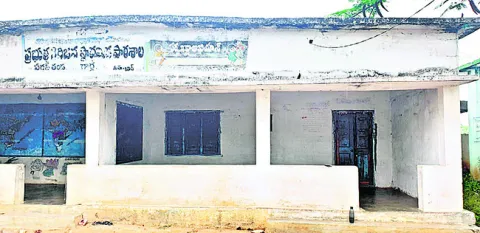 తెరుచుకోని ప్రభుత్వ గిరిజన పాఠశాల