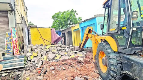 బల్దియాలో అక్రమ కట్టడాల కూల్చివేత