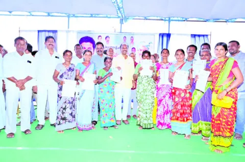 ఇళ్ల నిర్మాణాలు త్వరగా పూర్తి చేయాలి 