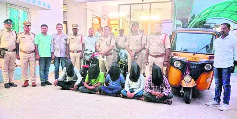 చోరీ కేసులో నిందితుల అరెస్ట్‌