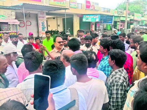 మద్యం మత్తులో  చెలరేగిపోయిన యువకులు