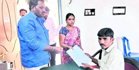 26 ఎకరాలైనా చూపించండి... తల్లికి వందనమైనా ఇప్పించండి!