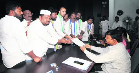 ప్రభుత్వ ఉద్యోగాలు రాని యువకులు పిడికిలి బిగించారు. నిర