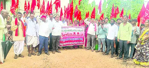 ఆదివాసీలకు హక్కుపత్రాలు ఇవ్వాలి
