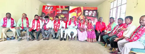 ‘రాజకీయాలకు అతీతంగా ఇళ్లు కేటాయించాలి’ 