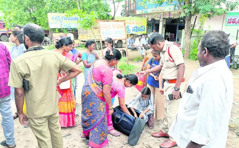బస్సుల్లో పోలీసుల తనిఖీలు 