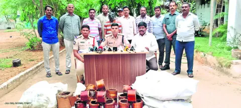 అంతర్‌ జిల్లా కాపర్‌ వైర్ల దొంగ అరెస్టు
